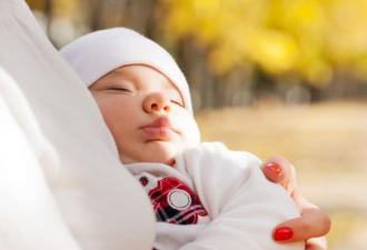 Детское одеяло: как правильно укрывать ребенка Нужно ли накрывать грудничка одеялом